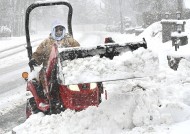 美国东部遭遇洪水和降雪，平原气温寒冷，加州遭遇泥石流