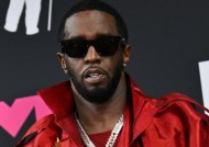 吹牛老爹的前助理在《吹牛老爹的堕落》（The Fall of Diddy）纪录片中曝光了“狂野国王之夜”派对