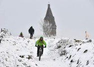 英国气象局警告气温将降至零下7摄氏度，气象地图显示了降雪地区