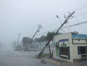 米尔顿登陆:灾难性风暴以每小时120英里的速度袭击佛罗里达