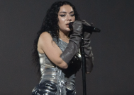 Charli XCX戏弄Brat秋天与新的混音和总统竞选的嗡嗡声