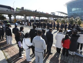 悲痛的韩国飞机失事遇难者家属来到现场参加追悼会