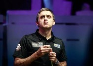 罗尼·奥沙利文（Ronnie O'Sullivan）在退出比赛前将球杆摔在桌子上，他看到了红色