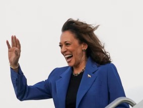 卡玛拉·哈里斯(Kamala Harris)的意外亮相让民主党全国代表大会(DNC)兴奋不已，碧昂斯(Beyonce)的《自由》(Freedom)让观众重新振作起来