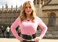 63岁的卡罗尔·沃尔德曼(Carol Vorderman)穿着紧身上衣和PVC裤子，展示了她抗衰老的曲线，令人惊叹