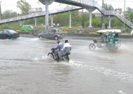 倾盆大雨折磨着骑自行车的人和行人